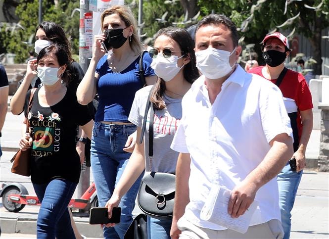 Người dân đeo khẩu trang phòng dịch Covid-19 tại Ankara, Thổ Nhĩ Kỳ ngày 21-5-2021. Ảnh: AFP/TTXVN