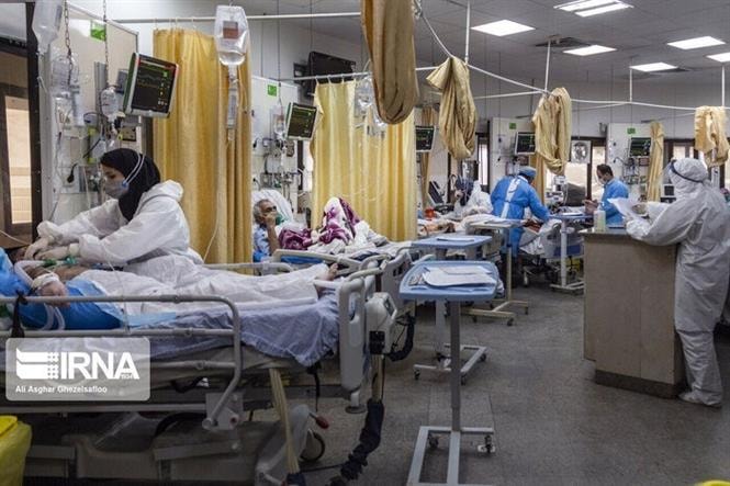 Điều trị cho bệnh nhân nhiễm Covid-19 tại Tehran, Iran. Ảnh: IRNA/TTXVN