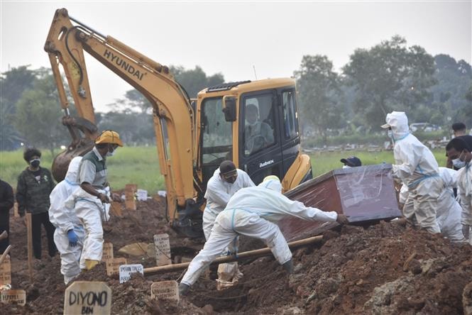 Chôn cất thi thể bệnh nhân Covid-19 tại Bekasi, Indonesia ngày 20-7-2021. Ảnh: AFP/TTXVN