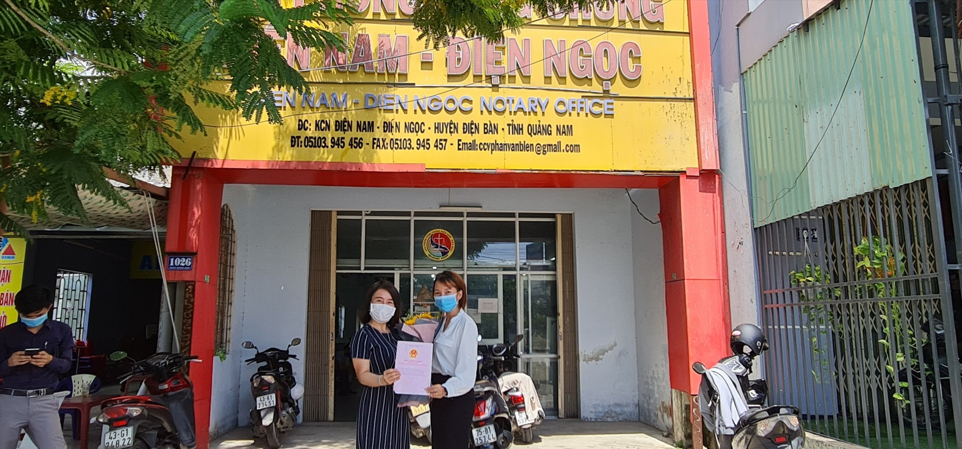 VGROUP hỗ trợ khách hàng công chứng ra sổ đỏ Khu phố chợ Điện Nam Trung.