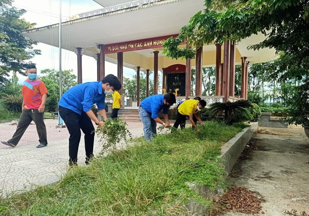 Đoàn viên thanh niên quét dọn nghĩa trang liệt sĩ. Ảnh: N.L