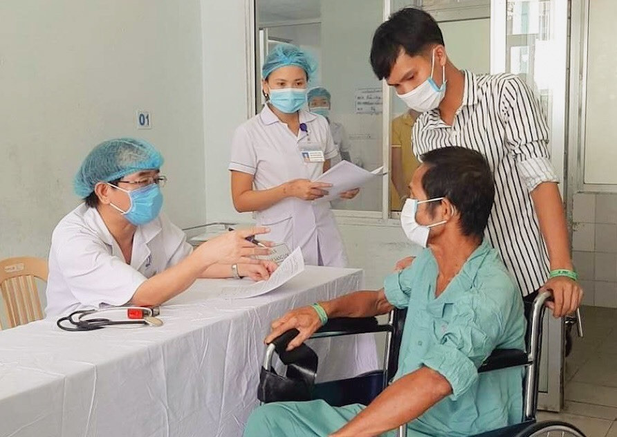 Bệnh nhân của Bệnh viện Đa khoa Quảng Nam được tiêm vắc xin phòng Covid-19 trong chiều nay. Ảnh: T.H