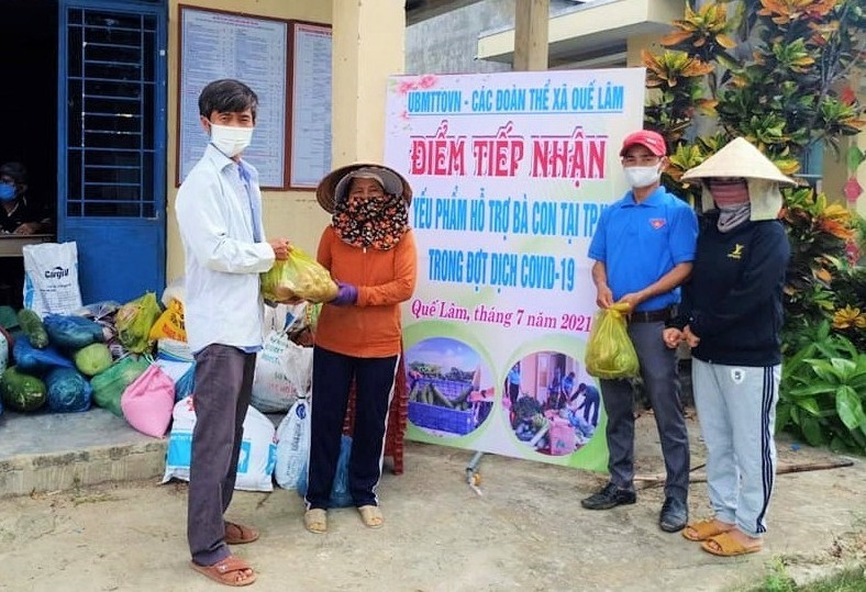 Người dân xã Quế Lâm (Nông Sơn) góp từng bao trứng, túi rau củ tại điểm tiếp nhận hỗ trợ TP.Hồ Chí Minh. Ảnh: CTV