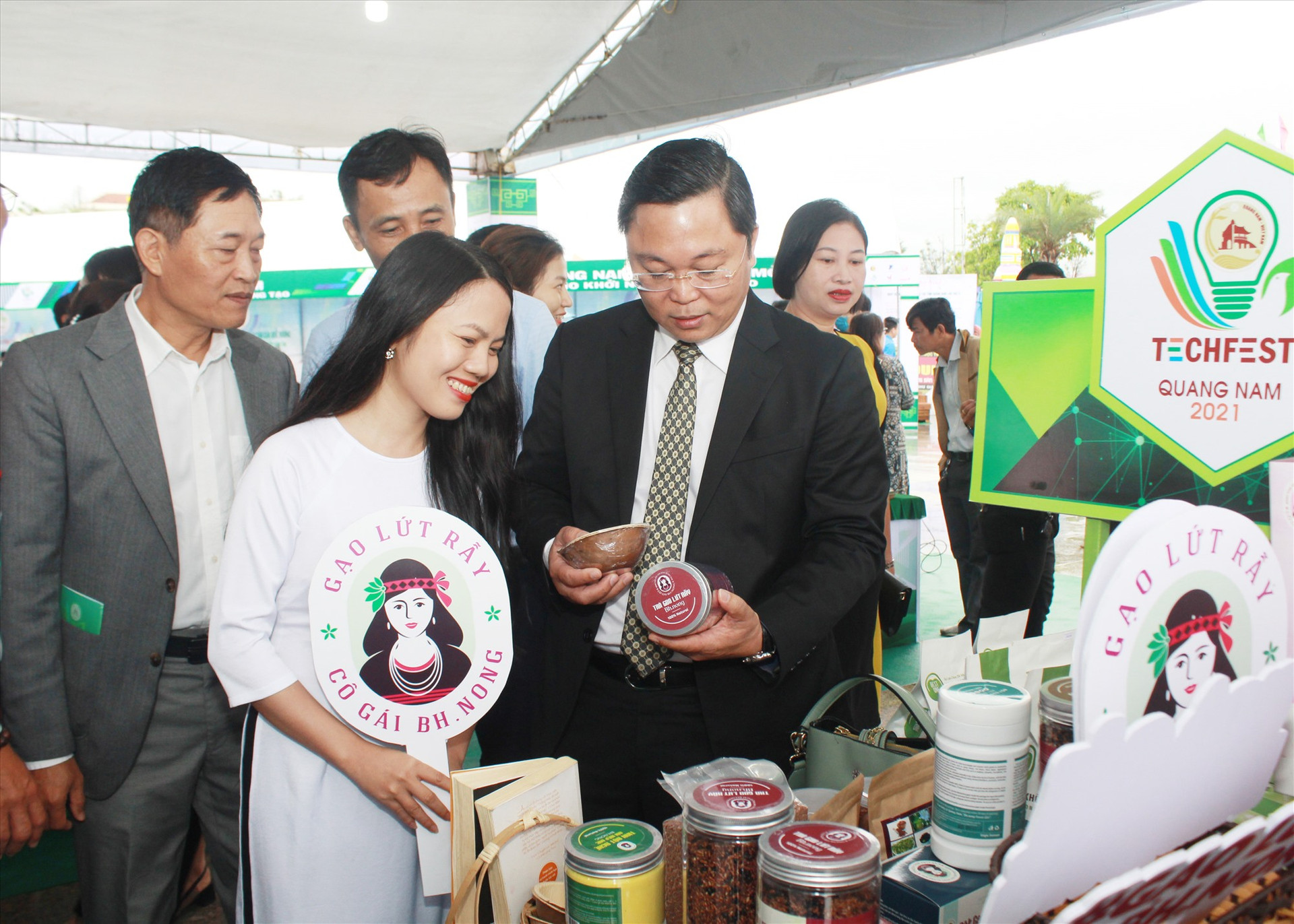 Chủ tịch UBND tỉnh Lê Trí Thanh thăm các gian hàng trưng bày sản phẩm khởi nghiệp - OCOP tại Techfest Quảng Nam tổ chức vào tháng 3.2021. Ảnh: T.C