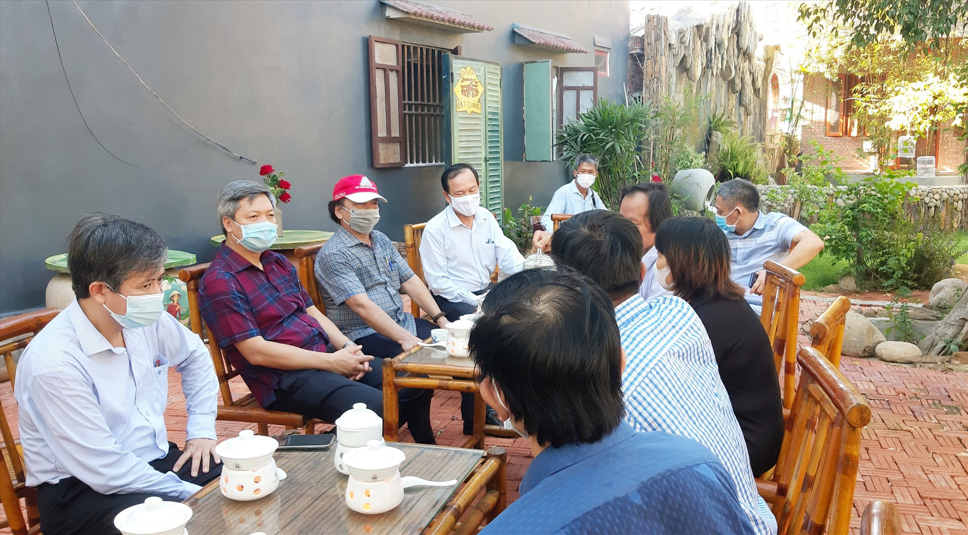 Phó Chủ tịch UBND tỉnh Hồ Quang Bửu và lãnh đạo một số ngành liên quan lắng nghe ý kiến từ phía doanh nghiệp.   Ảnh: VĂN SỰ
