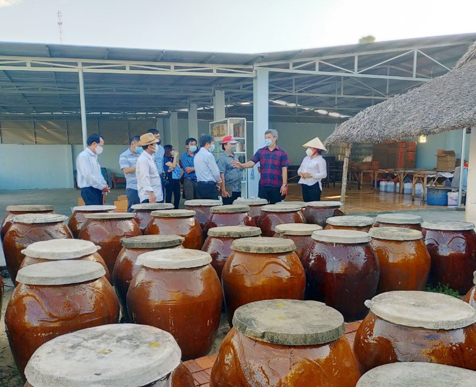 Đoàn công tác của tỉnh khảo sát thực tế tại cơ sở sản xuất nước mắm truyền thống Hai Hiền (xã Bình Dương, Thăng Bình).  Ảnh: VĂN SỰ