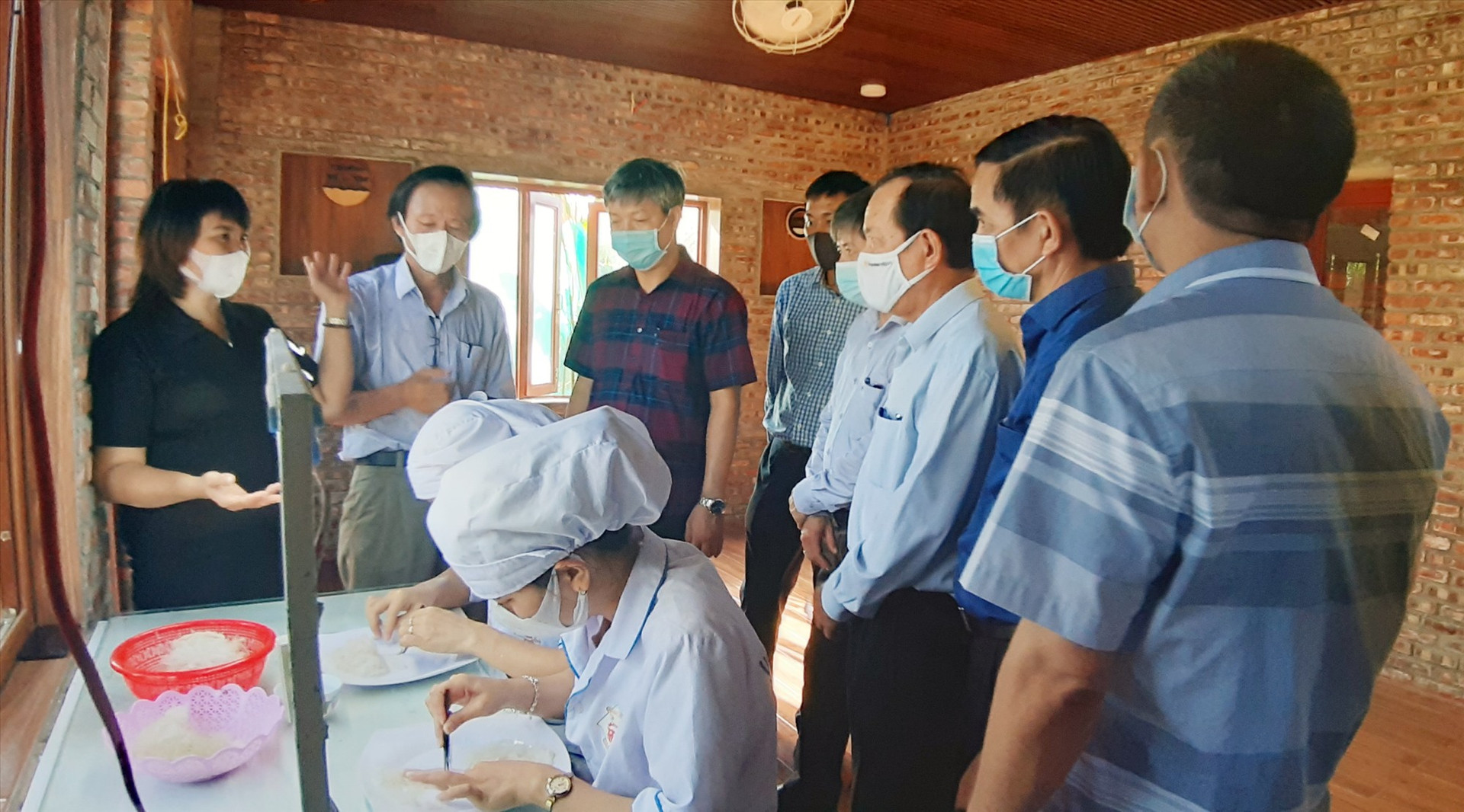 Phó Chủ tịch UBND tỉnh Hồ Quang Bửu tham quan cơ sở sản xuất - kinh doanh của Công ty TNHH MTV Yến sào Đất Quảng (xã Bình Đào, Thăng Bình).   Ảnh: VĂN SỰ