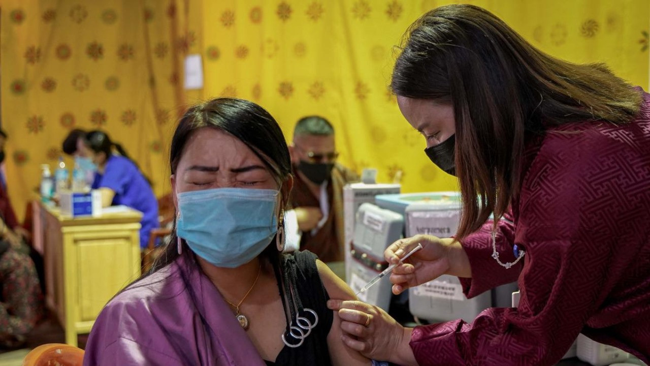 Tại một cơ sở tiêm chủng vắc xin Covid-19 ở Bhutan. Ảnh: AFP