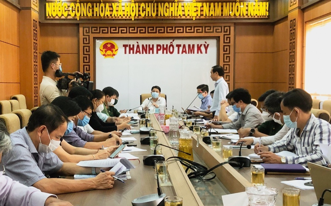 Phó Chủ tịch UBND tỉnh Trần Văn Tân chủ trì buổi làm việc chiều 30.7. Ảnh: X.H