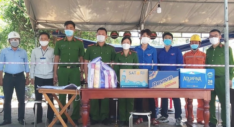 Điện lực Hội An thăm và tặng quà tại chốt kiểm dịch số 4 tại ngã ba An Dương Vương - Điện Biên Phủ (phường Thanh Hà).