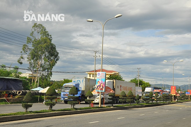 Xe vận chuyển hàng hóa đợi đi vào thành phố ở Trạm quốc lộ 14B (bên cạnh Trạm CSGT Hòa Nhơn), huyện Hòa Vang. Ảnh: THÀNH LÂN
