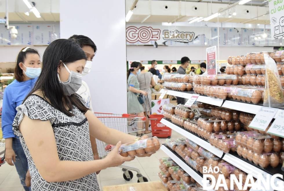 Sản phẩm gia cầm được nhiều khách hàng lựa chọn. Ảnh chụp tại Siêu thị Big C. Ảnh: QUỲNH TRANG.