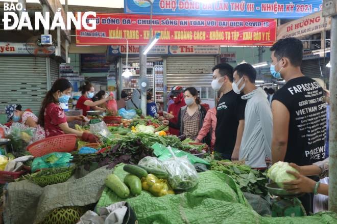 Sức mua tại chợ Đống Đa tăng 30% sáng 31-7. Ảnh: VĂN HOÀNG.
