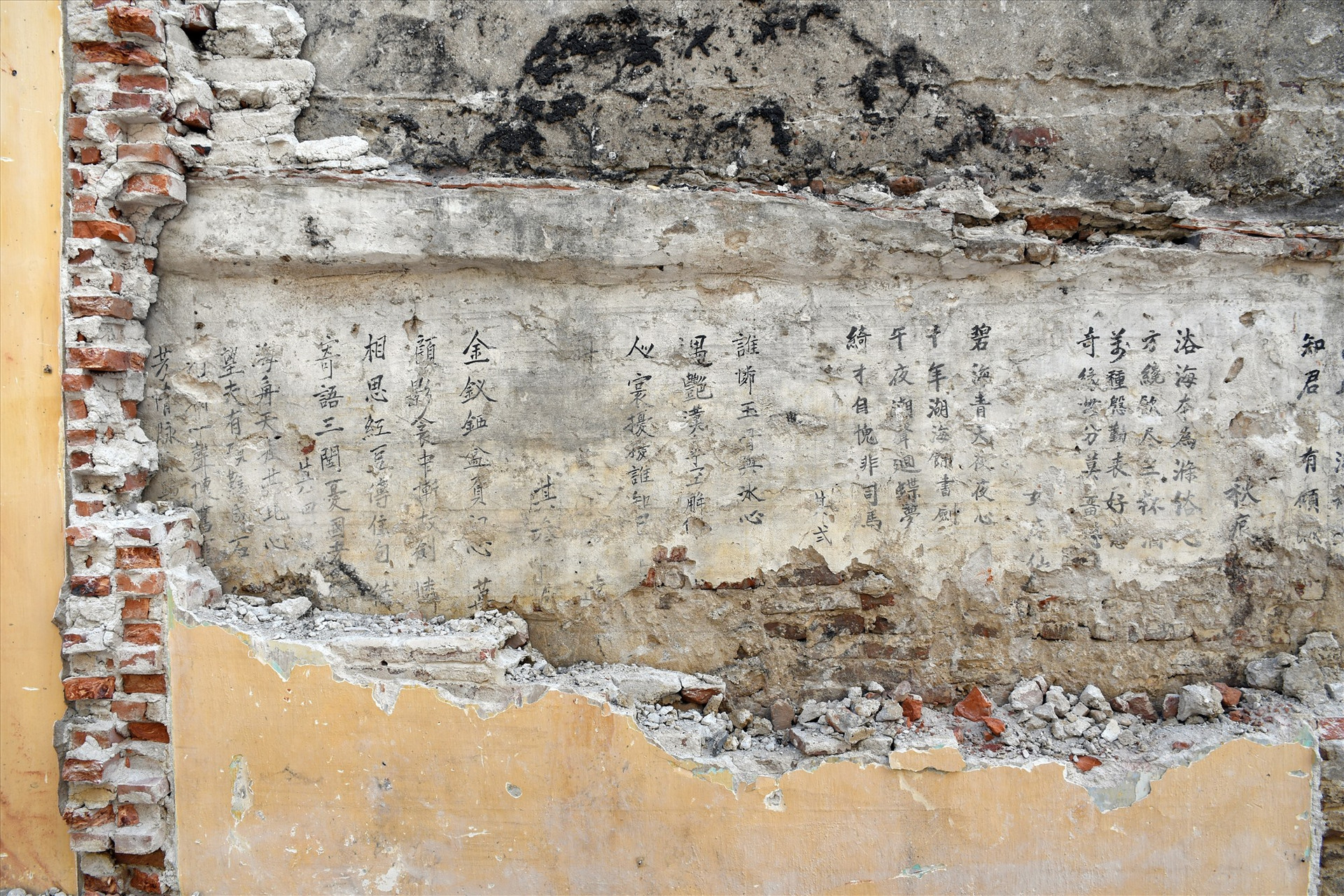 Mảng tường nhà cổ, nơi Trung tâm Quản lý Bảo tồn Di sản Văn hóa Hội An phát hiện văn bản Hán Nôm.