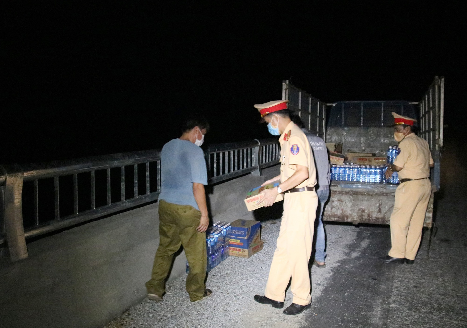 Lực lượng CSGT bố trí thức ăn, nước uống do các mạnh thường quân hỗ trợ tại một điểm nghỉ dọc đường. Ảnh: H.Q