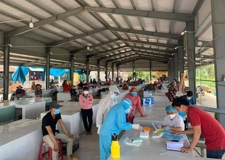 Hiện tại huyện Duy Xuyên đã tiến hành phong toả chợ Đình - Nam Phước và tiến hành lấy mẫu xét nghiệm diện rộng tại đây.