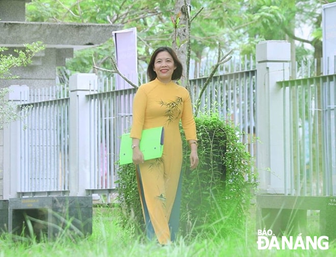 Cô giáo Nguyễn Thị Ngọc Uyển giữa sân Trường THPT Phan Châu Trinh. (Ảnh do nhân vật cung cấp)