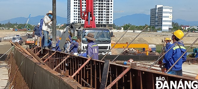 Các chủ đầu tư dự án công trình trọng điểm, động lực cần tổ chức hoạt động xây dựng liên hệ Sở Xây dựng để nhận các loại mẫu đơn đăng ký. Trong ảnh: Hoạt động xây dựng tại dự án đường dẫn và cầu qua sông Cổ Cò. Ảnh: TRIỆU TÙNG