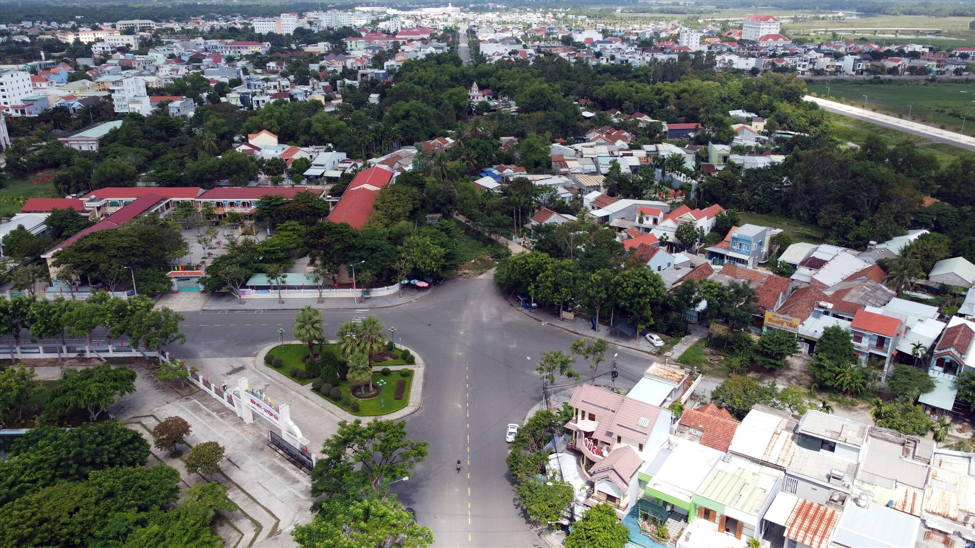 Dự án khớp nối đường Trần Đại Nghĩa và Lam Sơn vẫn dở dang, khu dân cư như một “làng trong phố”. Ảnh: TC