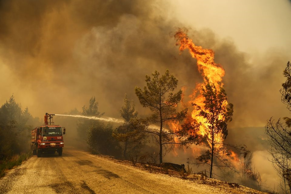 Nỗ lực dập tắt cháy rừng tại Thỗ Nhĩ Kỳ. Ảnh: Reuters