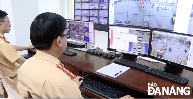 Lực lượng Cảnh sát giao thông giám sát các phương tiện giao thông tại Trung tâm Kiểm soát giao thông Công an  thành phố. (Ảnh chụp thời điểm không có Covid-19)Ảnh: PHƯƠNG UYÊN