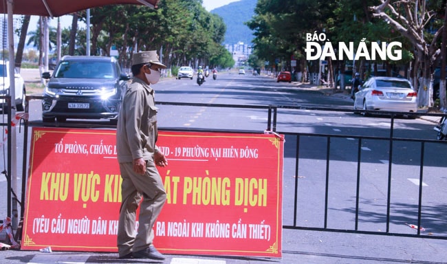 Quận Sơn Trà nâng cấp độ phòng, chống Covid-19 tại địa bàn phường Nại Hiên Đông. Ảnh: PHAN CHUNG