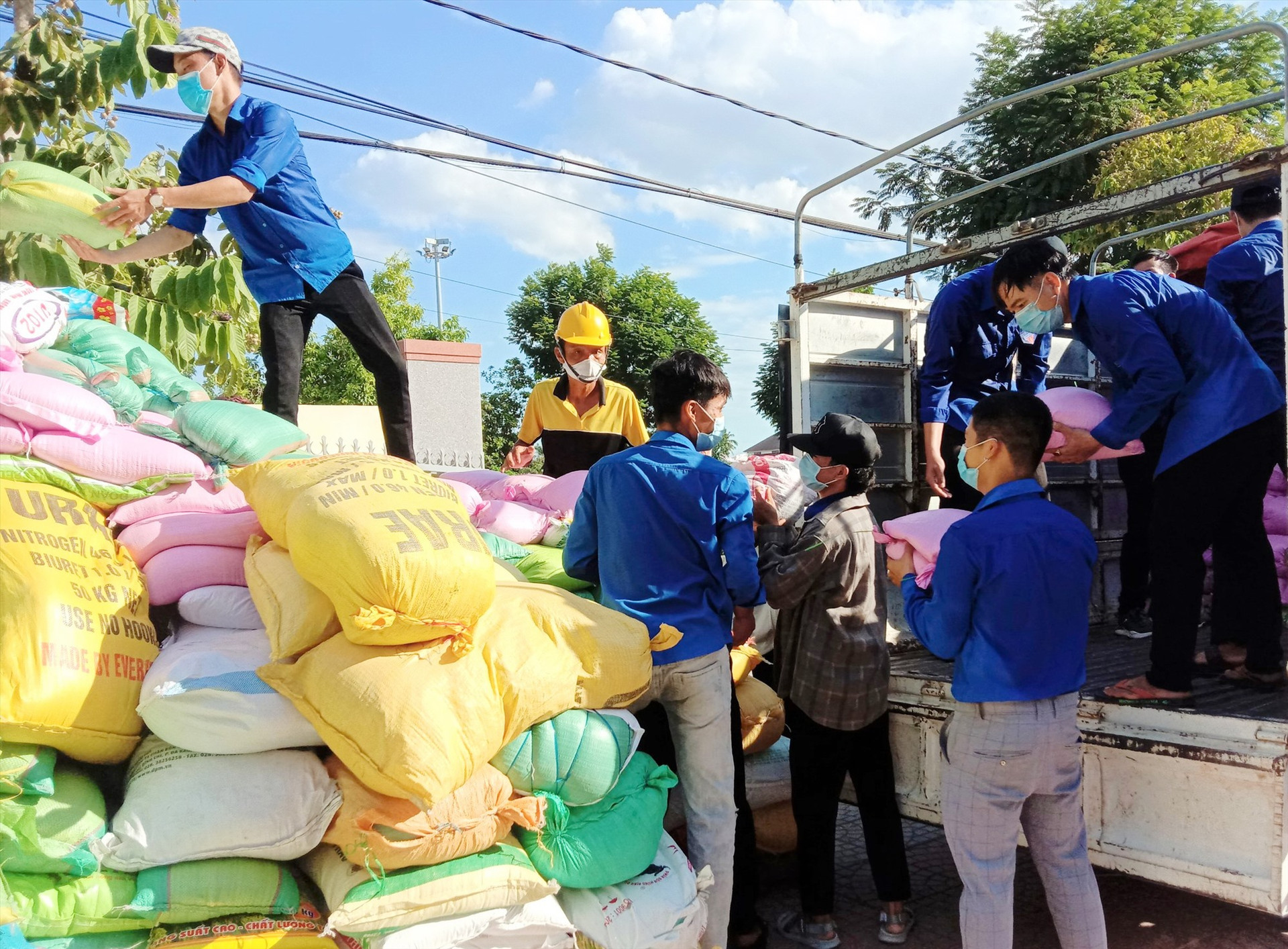 Thanh niên thị xã Điện Bàn vận chuyển hàng hóa đến điểm tập kết. Ảnh: V.A