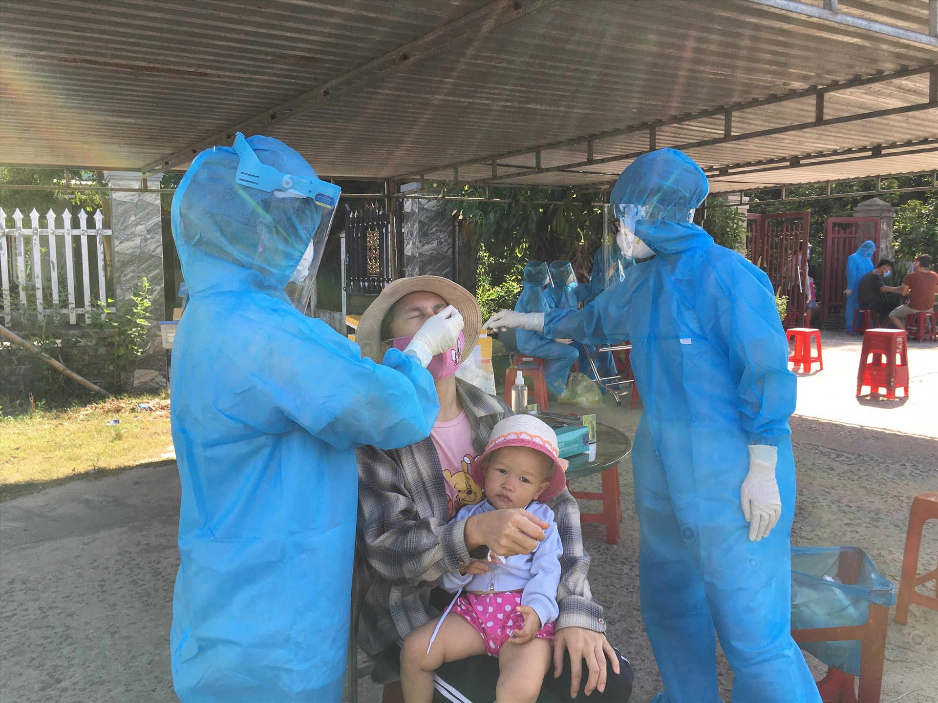 Trung tâm Y tế huyện Phú Ninh lấy mẫu xét nghiệm các trường hợp liên quan đến 2 ca mắc Covid-19 ở xã Tam Thái sáng ngày 1.8. Ảnh: H.C