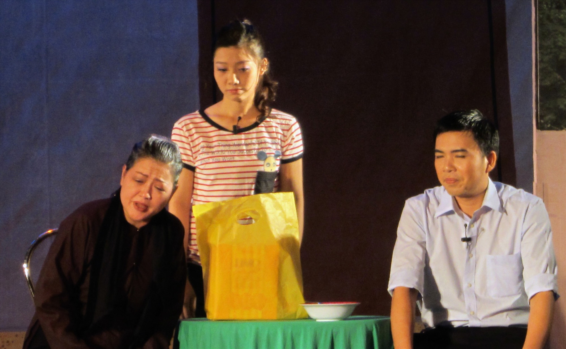 NSUT Ngọc Thủy (áo đen, bên trái) là người duy nhất được hội đồng cơ sở đề nghị xét tặng danh hiệu NSND và diễn viên Quang Việt (bên phải) là một trong 6 người được đề nghị xét tặng danh hiệu NSUT lần thứ 10 năm 2021. Ảnh: B.A