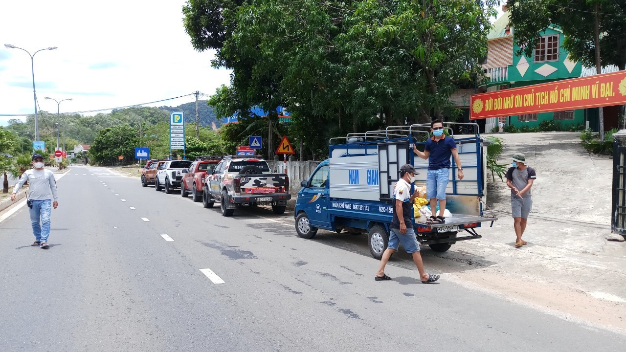 Cuối tuần qua, CLB Pickup Quảng Nam vận chuyển hàng hóa từ Nam Giang xuống các khu cách ly tại Đại Lộc.