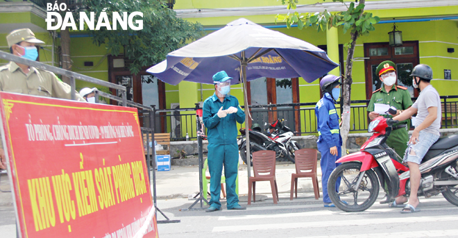 Lực lượng chức năng làm nhiệm vụ tại chốt kiểm soát trên đường Trần Hưng Đạo (phường Nại Hiên Đông, quận Sơn Trà).          Ảnh: ĐẮC MẠNH