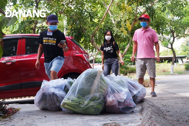 Tổ Covid-19 cộng đồng, các tình nguyện viên chuyển thực phẩm về khu dân cư để người dân đến nhận. Ảnh: PHAN CHUNG