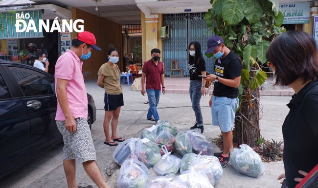 Các tình nguyện viên tổ 57, phường Nại Hiên Đông gồm lực lượng công an, viện kiểm sát, giáo viên, viên chức nhà nước, nhân viên y tế tham gia