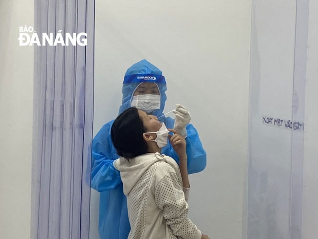 Từ 3-8, Bệnh viện Đà Nẵng được xét nghiệm khẳng định các trường hợp dương tính với SARS-CoV-2. Trong ảnh: Nhân viên y tế Bệnh viện Đà Nẵng lấy mẫu xét nghiệm cho bệnh nhân đến khám, chữa bệnh. Ảnh: PHAN CHUNG