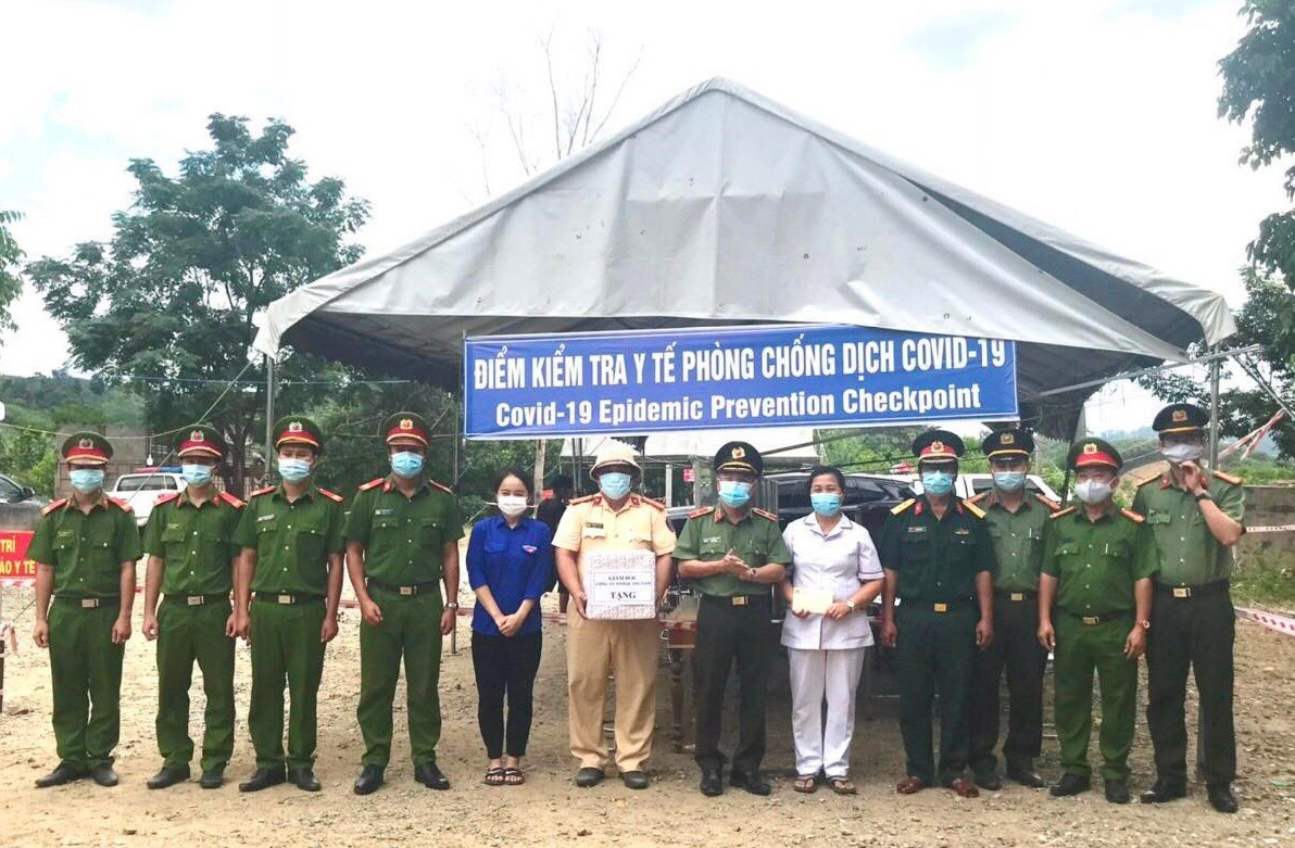 Thiếu tướng Nguyễn Đức Dũng, Giám đốc Công an tỉnh thăm hỏi, động viên lực lượng làm nhiệm vụ tại chốt kiểm dịch đèo Lò Xo