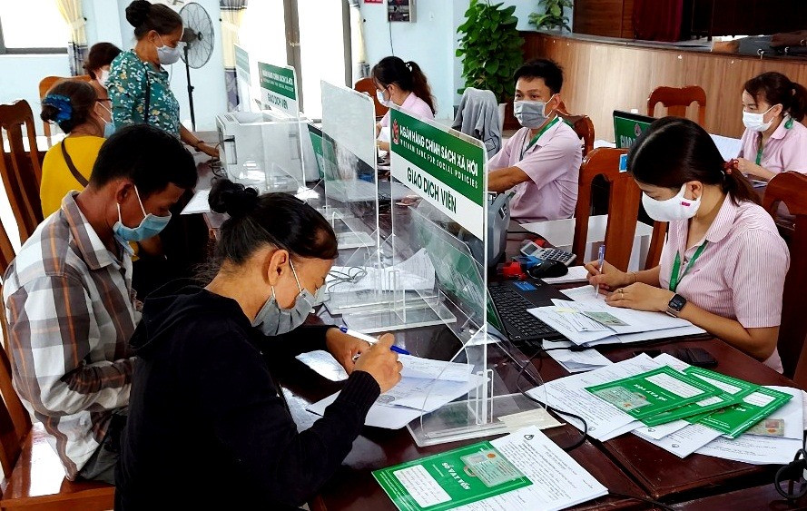 Ngân hàng CSXH chi nhánh Quảng Nam đưa tín dụng ưu đãi đến hộ nghèo, đối tượng chính sách. Ảnh: Q.VIỆT