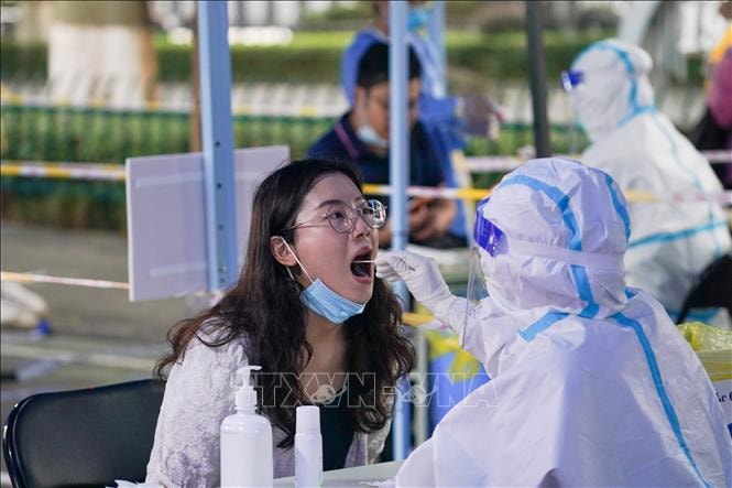 Nhân viên y tế lấy mẫu xét nghiệm COVID-19 cho người dân tại Nam Kinh, tỉnh Giang Tô, Trung Quốc ngày 29/7/2021. Ảnh: THX/TTXVN