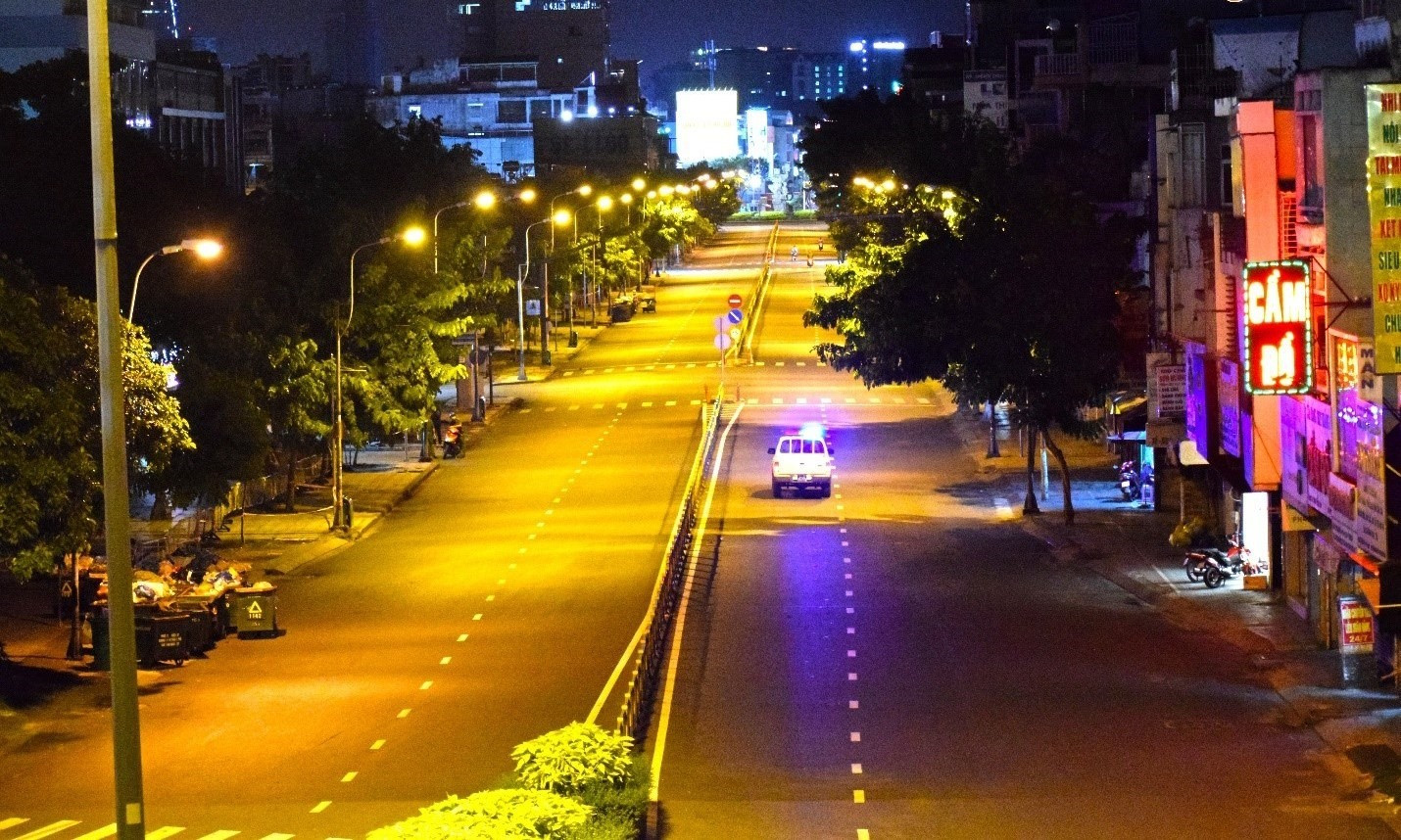 TP.Hồ Chí Minh vắng vẻ trong những ngày thực hiện hạn chế người dân ra đường sau 18 giờ. Ảnh: HCDC