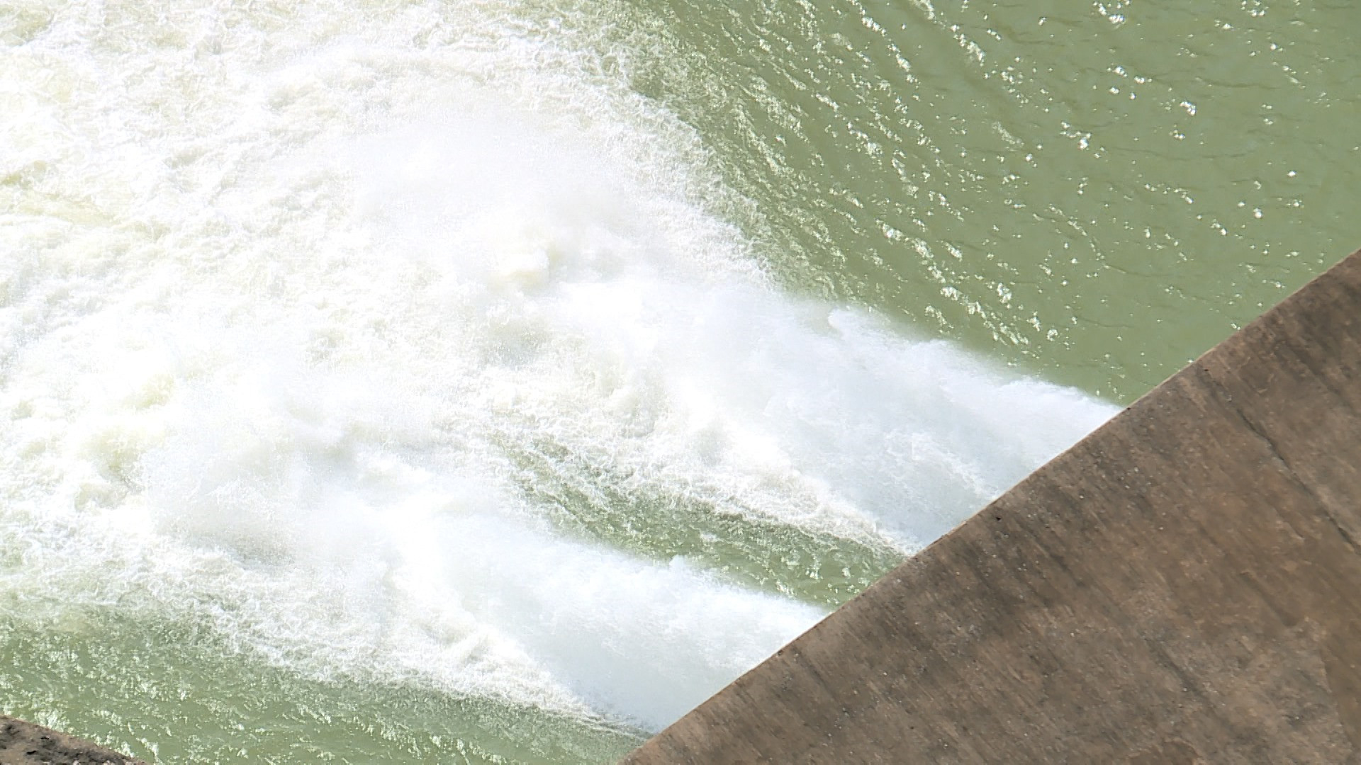 Thủy điện Sông Tranh 2 đang điều tiết xả cấp nước cho hạ du với lưu lượng tối thiểu 62m3/s