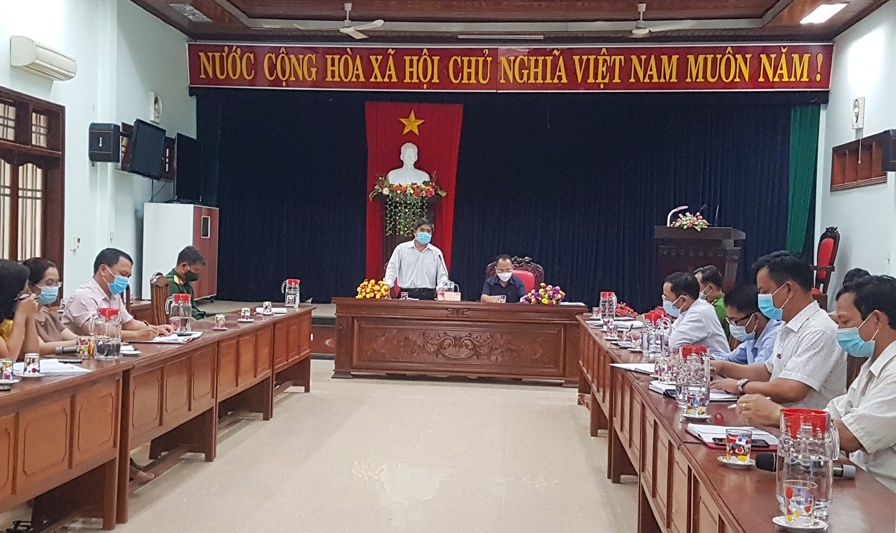 Ban Chỉ đạo phòng chống dịch bệnh Covid-19 huyện Phước Sơn họp khẩn trong chiều nay 4.8. Ảnh: D.L
