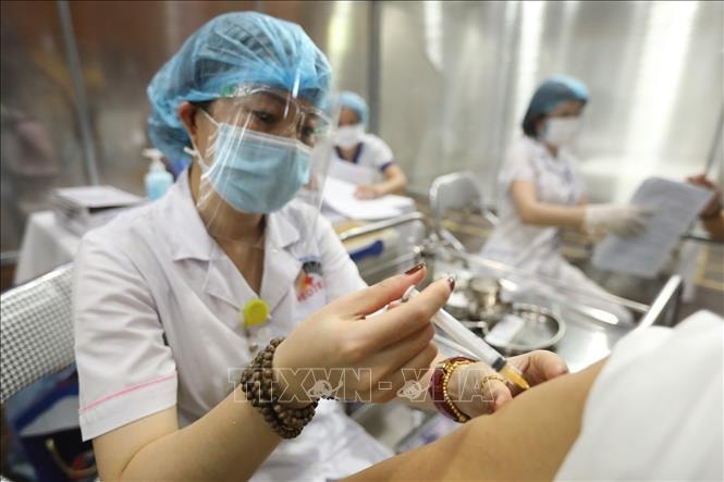 Tiêm vaccine phòng Covid-19 cho người dân. Ảnh: TTXVN