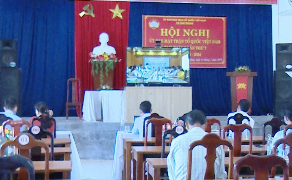 Một hội nghị trực tuyến được thực hiện tại điểm cầu xã Tam Thăng. Ảnh: Q.S