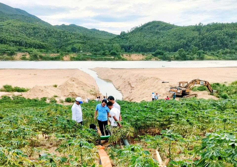 Hồ chứa Hóc Kết cạn kiệt, ngành nông nghiệp huyện Duy Xuyên phải lắp đặt 3 máy bơm dã chiến để hút nước từ sông Thu Bồn lên chống hạn cho 30ha lúa ở xã Duy Thu. Ảnh: VĂN SỰ
