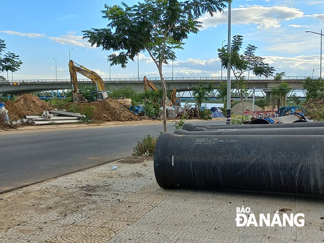 UBND thành phố yêu cầu khẩn trương hướng dẫn, tổ chức lại các hoạt động xây dựng tại các công trình, dự án trọng điểm, động lực. Trong ảnh: Công trình xây dựng hạ tầng cấp nước ven đường Thăng Long. Ảnh: TRIỆU TÙNG