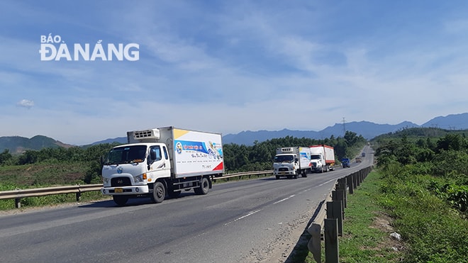 các đơn vị kinh doanh vận tải có nhu cầu hoạt động vận tải theo quy định tại Chỉ thị 05/CT-UBND lập hồ sơ đăng ký hoạt động gửi về Sở GTVT thành phố Đà Nẵng để xác nhận cấp giấy chứng nhận. Ảnh: THÀNH LÂN