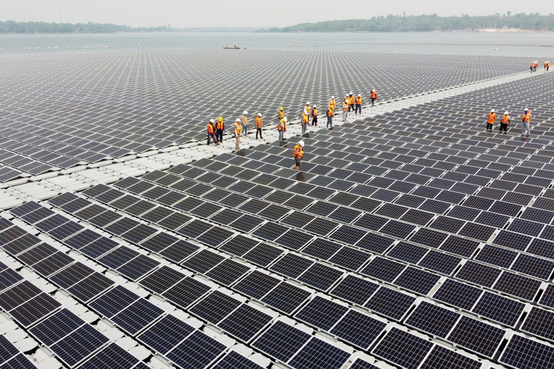 Trang trại năng lượng mặt trời nổi tại Thái Lan. Ảnh: Alamy