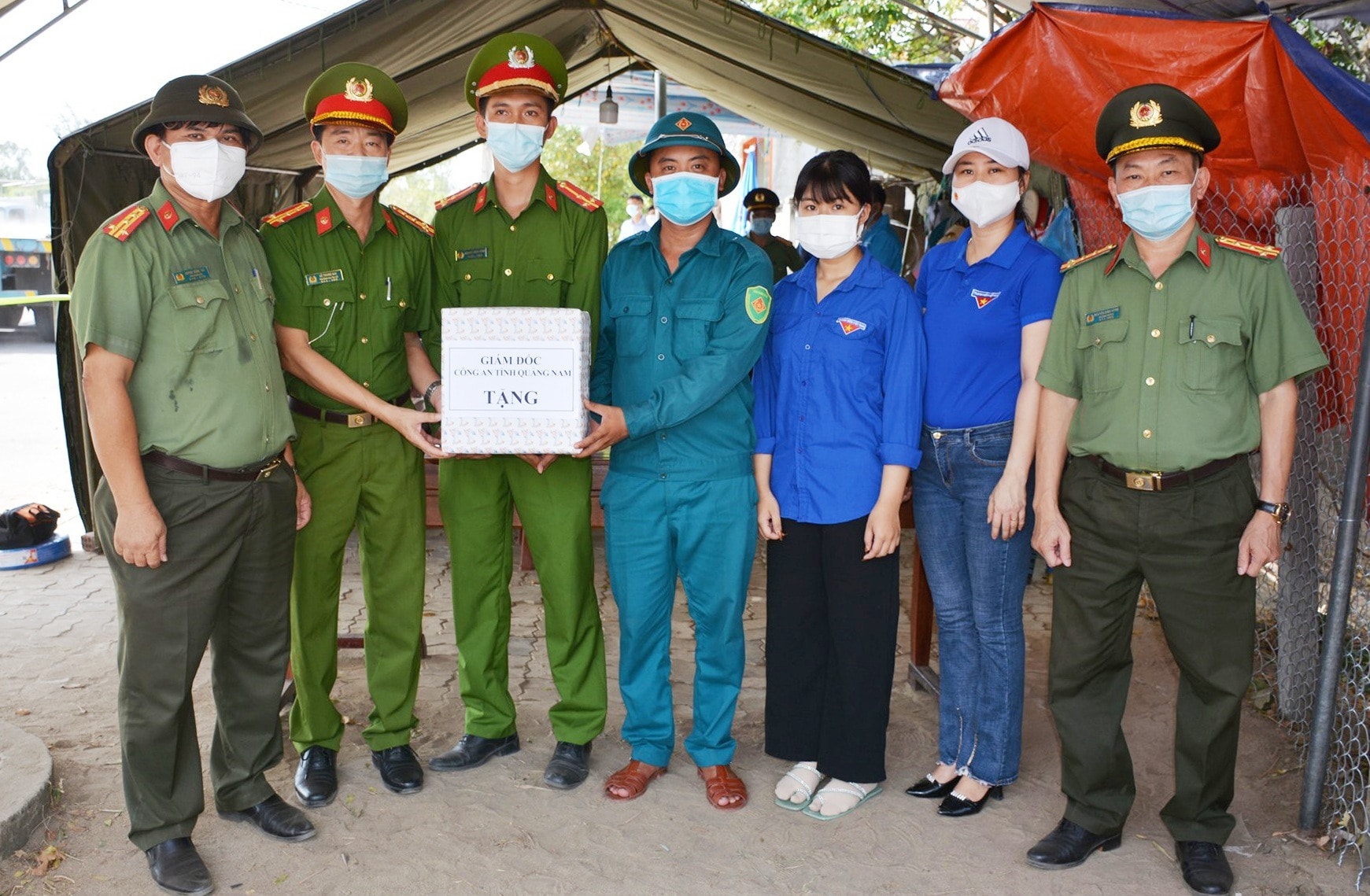 Đại tá Huỳnh Sông Thu, Phó Giám đốc Công an tỉnh tặng quà động viên các lực lượng tại chốt kiểm soát phòng chống dịch. Ảnh: M.T