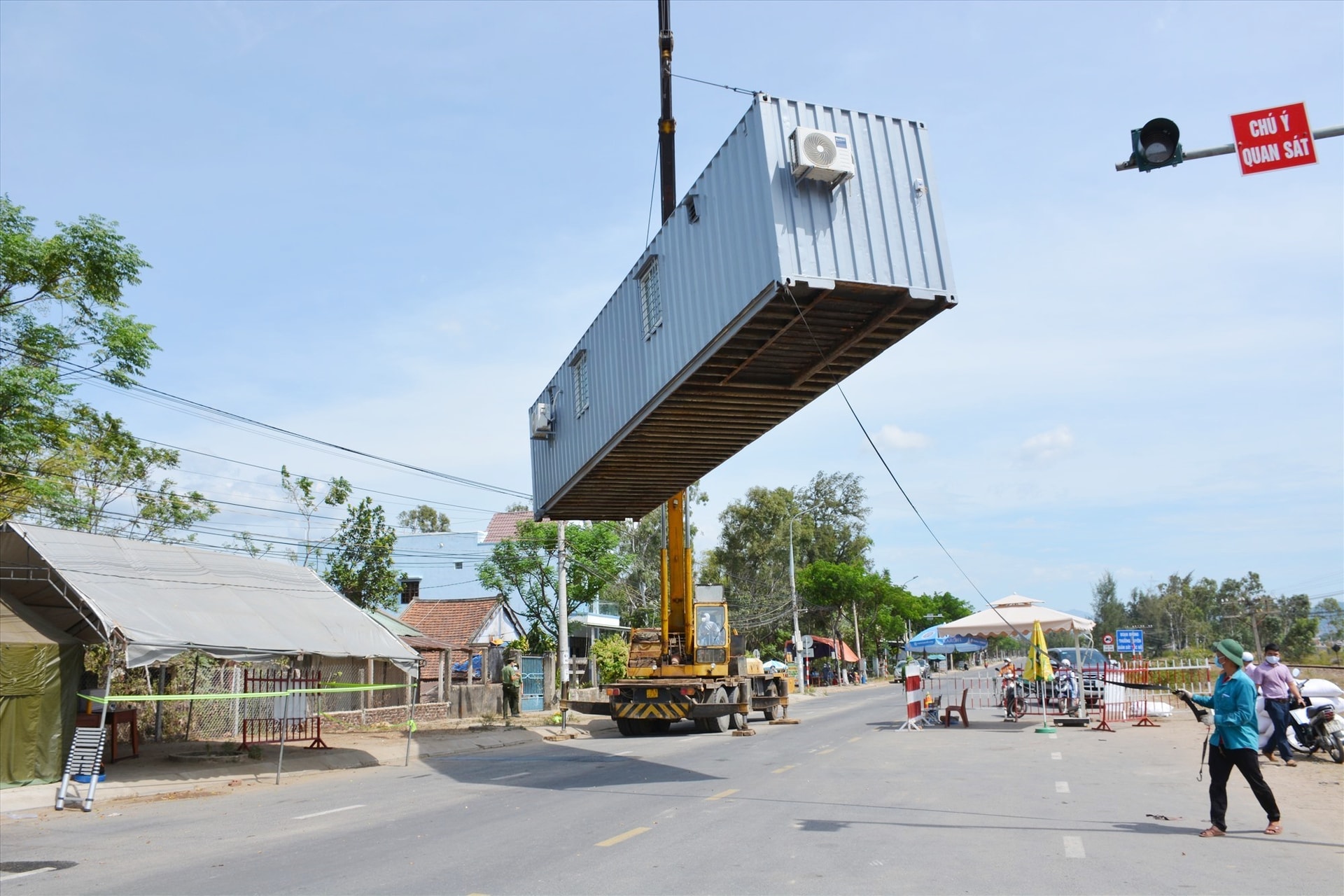 Triển khai lắp đặt container đã được cải tạo thành phòng nghỉ tại chốt kiểm soát phòng chống dịch Covid-19 trên tuyến ĐT605. Ảnh: M.T