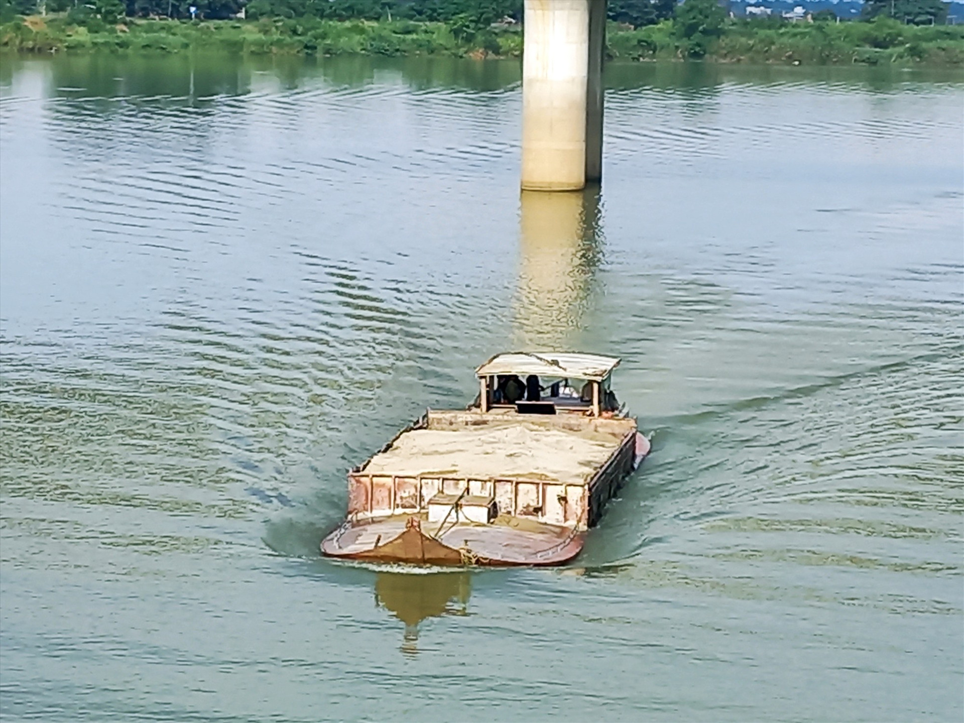 Ghe chở cát quá vạch mớn nước an toàn trên sông Thu Bồn qua địa phận xã Điện Quang (Điện Bàn). Ảnh: T.C.T