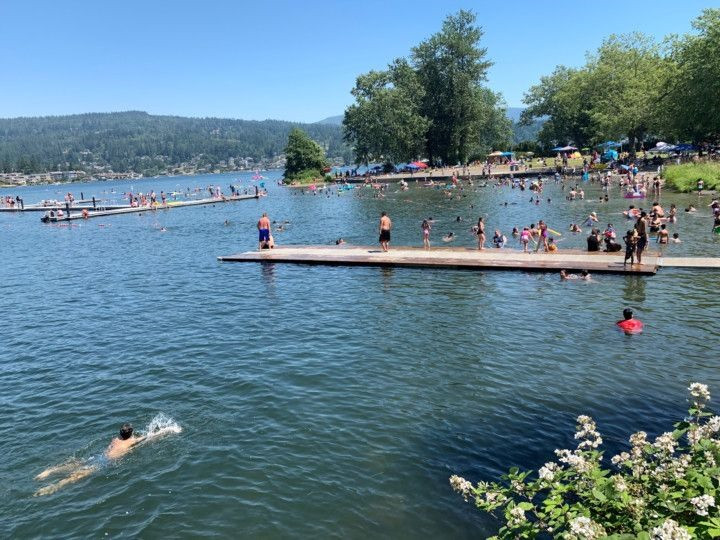 Nhiều người ở thủ đô Washington của Mỹ tìm cách giải nhiệt tại các hồ nước. Ảnh: AP
